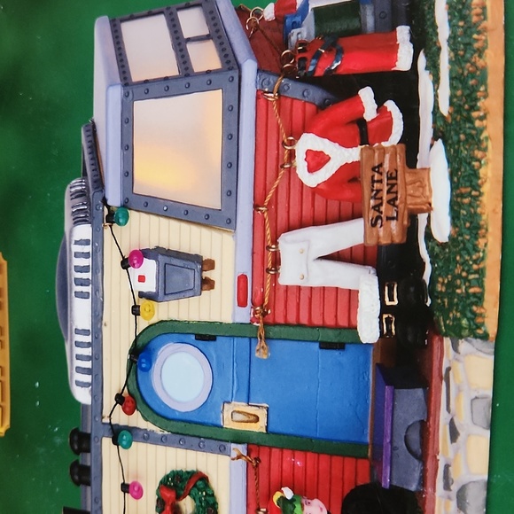 BNIB LEMAX Coventry Cove VHTF Santa Lane Trailer for Christmas Village-Light Up - Picture 2 of 5